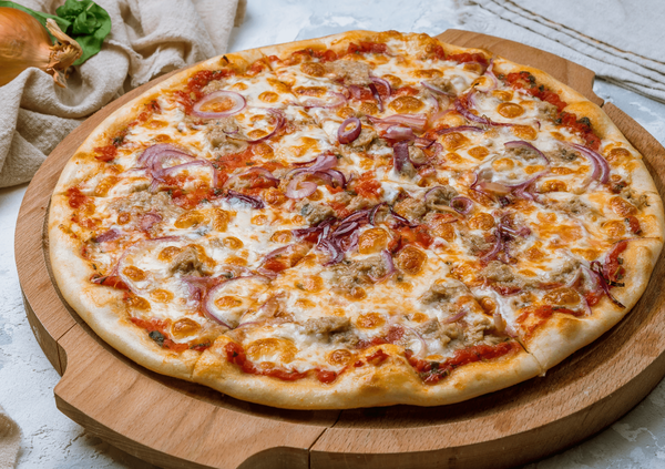 Pizza au thon-mozzarella, salade verte